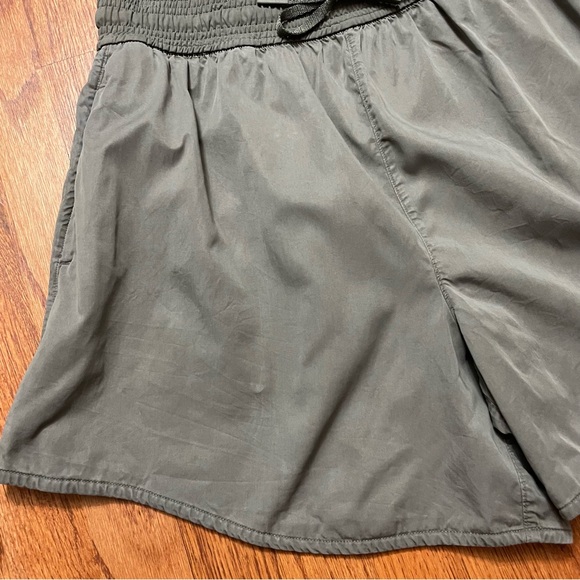 Lululemon shorts size 8 - Picture 4 of 12